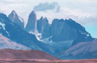 Şili 'deki Torres del Paine Ulusal Parkı' ndaki güzel dağ manzaraları. Dünyaca ünlü yürüyüş bölgesi.