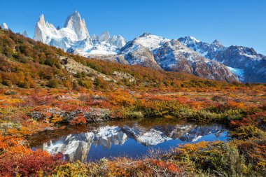 Ünlü Cerro Fitz Roy ve Cerro Torre. Patagonya, Arjantin 'in en güzel ve vurgulanması en zor zirvelerinden biri. Sonbahar mevsimi.