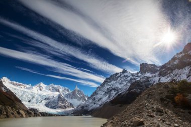 Arjantin 'in Patagonya dağlarındaki meşhur Cerro Torre zirvesi. Güney Amerika 'daki güzel dağ manzaraları. Sonbahar mevsimi.