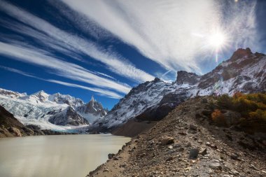 Arjantin 'in Patagonya dağlarındaki meşhur Cerro Torre zirvesi. Güney Amerika 'daki güzel dağ manzaraları. Sonbahar mevsimi.