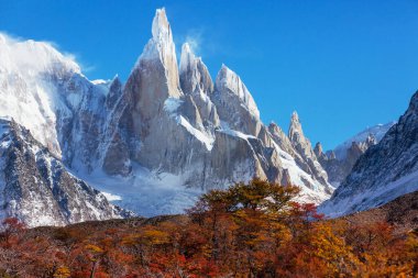 Arjantin 'in Patagonya dağlarındaki meşhur Cerro Torre zirvesi. Güney Amerika 'daki güzel dağ manzaraları. Sonbahar mevsimi.