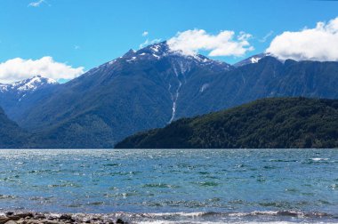 Patagonya 'daki güzel dağ manzaraları. Güney Amerika, Arjantin 'de dağlar gölü.
