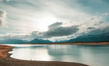 Patagonya 'daki güzel dağ manzaraları. Güney Amerika, Arjantin 'de dağlar gölü.