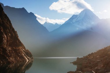 Cordillera Blanca, Peru, Güney Amerika 'daki Paron Gölü.