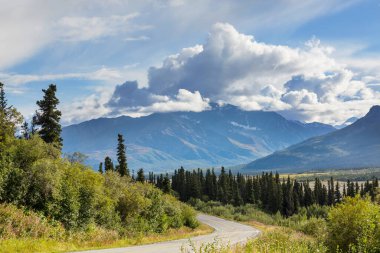 Yazın Alaska 'nın Picturesque Dağları. Kar, kütleleri, buzulları ve kayalık tepeleri kapladı. Güzel doğal arkaplan.