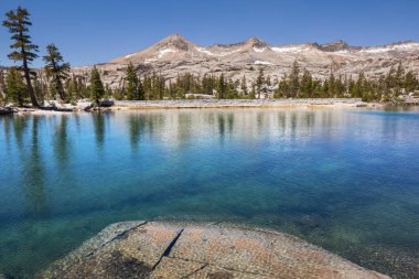 Yaz mevsiminde dağlarda huzur gölü. Güzel doğal manzaralar..