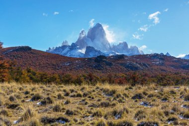 Ünlü Cerro Fitz Roy ve Cerro Torre. Patagonya, Arjantin 'in en güzel ve vurgulanması en zor zirvelerinden biri. Sonbahar mevsimi.