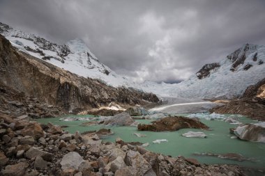 Patagonya dağlarındaki gölde buzdağları, Arjantin, Güney Amerika