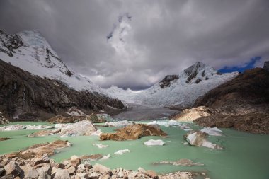 Patagonya dağlarındaki gölde buzdağları, Arjantin, Güney Amerika