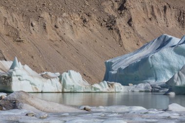 Patagonya dağlarındaki gölde buzdağları, Arjantin, Güney Amerika