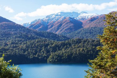 Patagonya 'daki güzel dağ manzaraları. Güney Amerika, Arjantin 'de dağlar gölü.