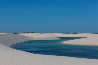 Brezilya 'daki Lencois Maranhenses Ulusal Parkı' ndaki gölcükler. Alışılmadık doğal manzaralar.