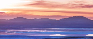 And Dağları 'ndaki Altiplano Gölü, Bolivya, Güney Amerika