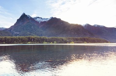 Patagonya 'daki güzel dağ manzaraları. Güney Amerika, Arjantin 'de dağlar gölü.