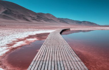 Salinas Grandes Salt Flat 'teki tuzlu su havuzu Jujuy, Arjantin. Alışılmadık doğal manzaralar.