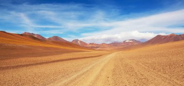 Altiplano, Bolivya 'daki manzara yolu. Seyahat arkaplanı.