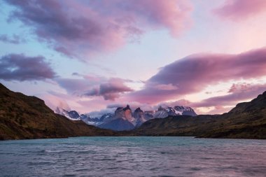 Şili 'deki Torres del Paine Ulusal Parkı' ndaki güzel dağ manzaraları. Dünyaca ünlü yürüyüş bölgesi.