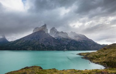 Şili 'deki Torres del Paine Ulusal Parkı' ndaki güzel dağ manzaraları. Dünyaca ünlü yürüyüş bölgesi.