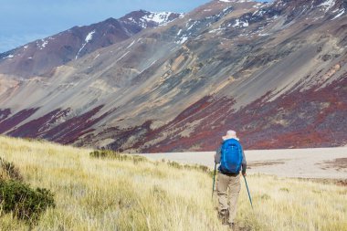 Sonbahar dağlarında yürüyüş. Sonbahar mevsimi teması.