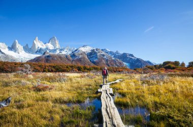 Sonbahar dağlarında yürüyüş. Sonbahar mevsimi teması.