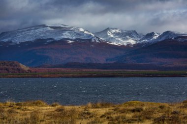 Patagonya dağlarında sonbahar sezonu, Güney Amerika, Arjantin