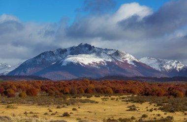 Patagonya dağlarında sonbahar sezonu, Güney Amerika, Arjantin