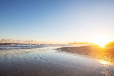 Okyanus sahili gün batımında doğal arka plan için