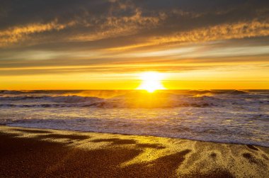 Okyanus sahili gün batımında doğal arka plan için