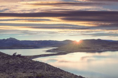 Patagonya 'daki güzel dağ manzaraları. Güney Amerika, Arjantin 'de dağlar gölü.