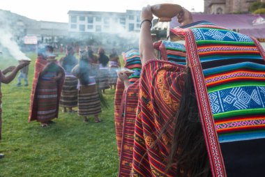 Cusco 'nun tarihi merkezinde geleneksel elbiseli Perulu dansçılar.