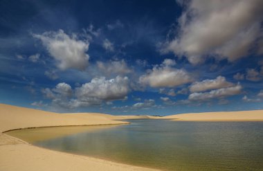 Brezilya 'daki Lencois Maranhenses Ulusal Parkı' ndaki gölcükler. Alışılmadık doğal manzaralar.