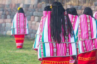 Cusco 'nun tarihi merkezinde geleneksel elbiseli Perulu dansçılar.
