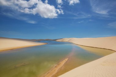 Brezilya 'daki Lencois Maranhenses Ulusal Parkı' ndaki gölcükler. Alışılmadık doğal manzaralar.