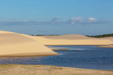 Brezilya 'daki Lencois Maranhenses Ulusal Parkı' ndaki gölcükler. Alışılmadık doğal manzaralar.