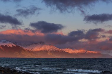 Patagonya 'daki güzel dağ manzaraları. Güney Amerika, Arjantin 'de dağlar gölü.