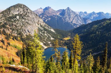 Kuzey Cascade Sıradağları 'ndaki güzel dağ manzaraları, Washington, ABD Sonbahar sezonu.