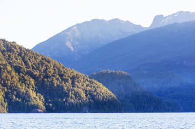Patagonya 'daki güzel dağ manzaraları. Güney Amerika, Arjantin 'de dağlar gölü.