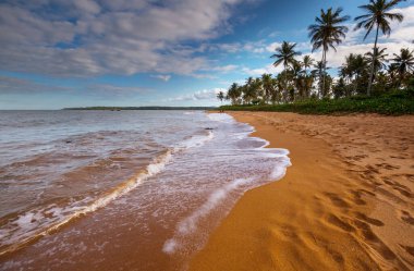 Tropikal sahildeki güzel yaz manzaraları. Tatil arkaplanı.