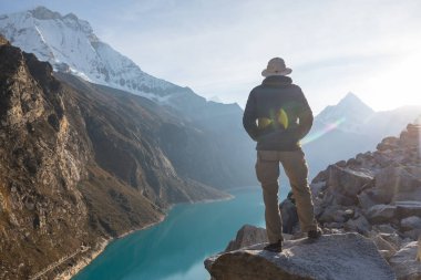 Cordillera dağlarında yürüyüşçü, Peru, Güney Amerika