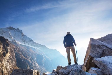 Cordillera dağlarında yürüyüşçü, Peru, Güney Amerika