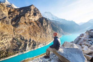 Cordillera dağlarında yürüyüşçü, Peru, Güney Amerika