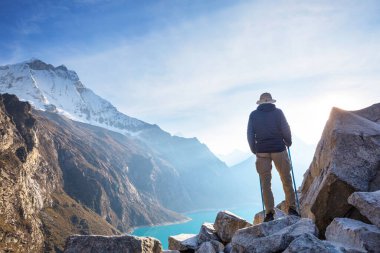 Cordillera dağlarında yürüyüşçü, Peru, Güney Amerika