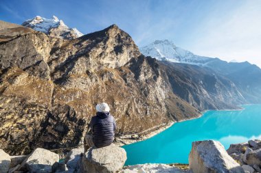 Cordillera dağlarında yürüyüşçü, Peru, Güney Amerika