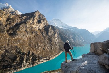 Cordillera dağlarında yürüyüşçü, Peru, Güney Amerika