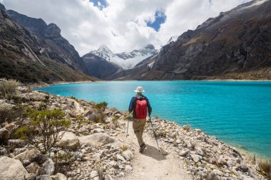Cordillera dağlarında yürüyüş sahnesi, Peru