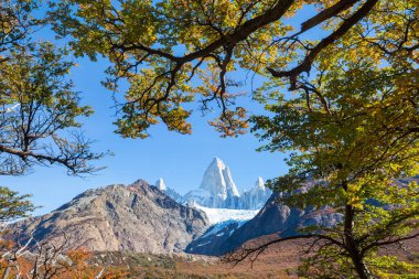 Ünlü Cerro Fitz Roy ve Cerro Torre. Patagonya, Arjantin 'in en güzel ve vurgulanması en zor zirvelerinden biri. Sonbahar mevsimi.
