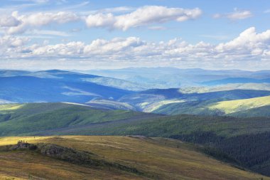 Yazın Alaska 'nın Picturesque Dağları. Kar, kütleleri, buzulları ve kayalık tepeleri kapladı. Güzel doğal arkaplan.