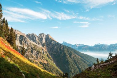 North Cascade Range, Washington, ABD 'deki güzel dağ zirvesi.