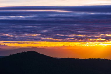 Dağlarda manzaralı günbatımı. Güzel doğal arkaplan.