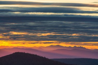 Dağlarda manzaralı günbatımı. Güzel doğal arkaplan.